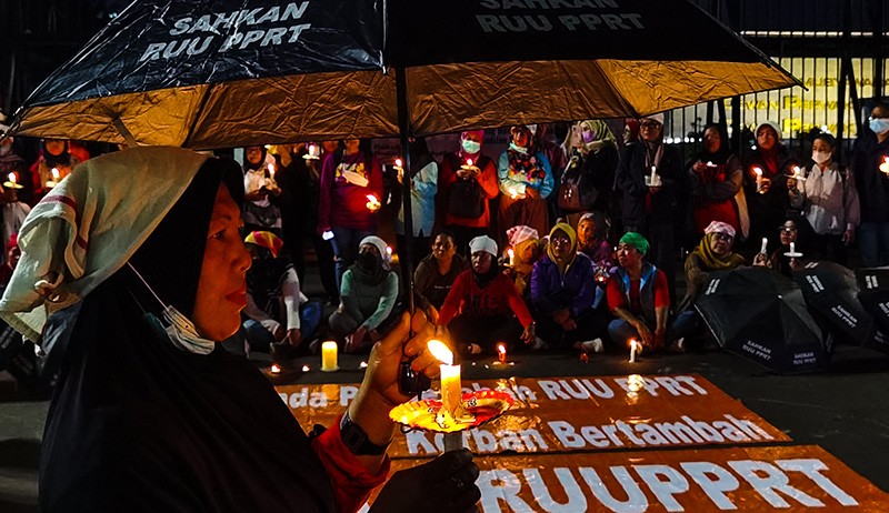 Aksi Nyalakan Lilin Tuntut Pengesahan RUU PPRT - Bagian 1