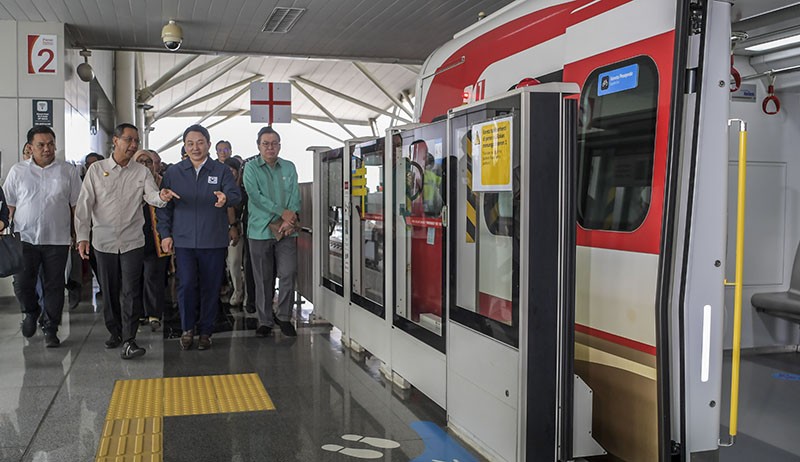 Pj Gubernur Heru Budi Hartono Temani Menteri Transportasi Korsel Jajal LRT - Bagian 3