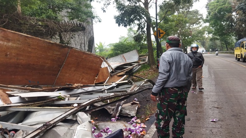 Kecelakaan di Cianjur, Truk Boks Tabrak Pagar lalu Terguling, Sopir Luka