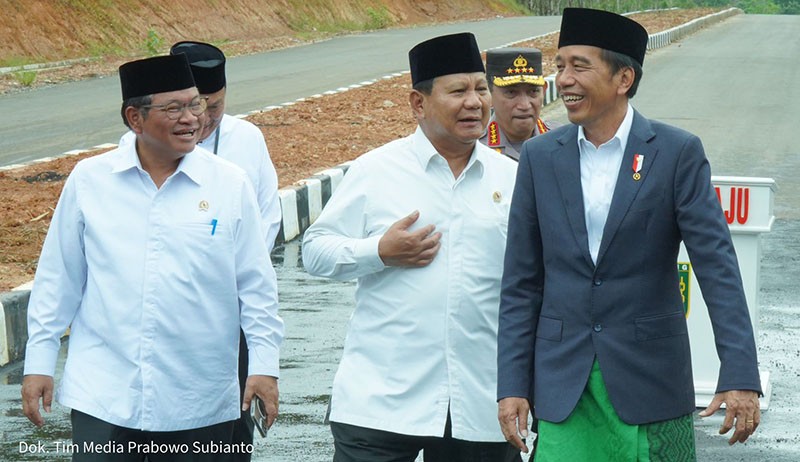 Momen Prabowo Ikut Jokowi ke Pasar hingga Resmikan Jalan di Kalsel - Bagian 1