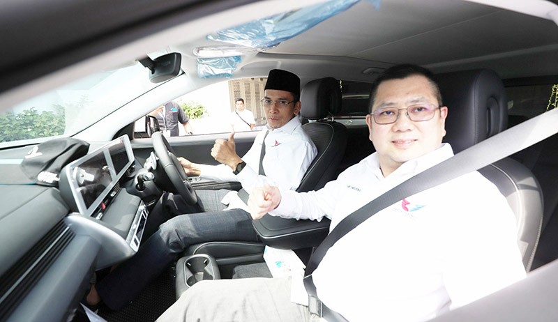 Momen HT Disopiri TGB Zainul Majdi Naik Mobil Listrik - Bagian 2