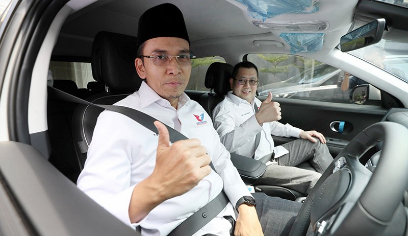Momen HT Disopiri TGB Zainul Majdi Naik Mobil Listrik - Bagian 1