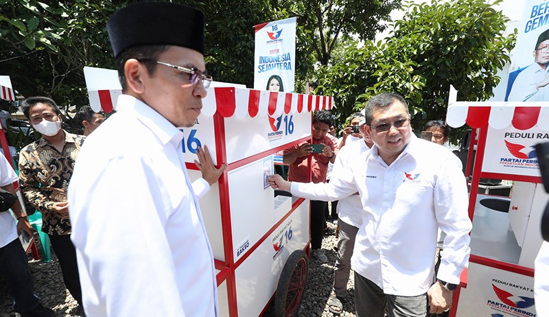 HT Cek Gerobak Partai Perindo yang Diserahkan ke Pedagang - Bagian 1