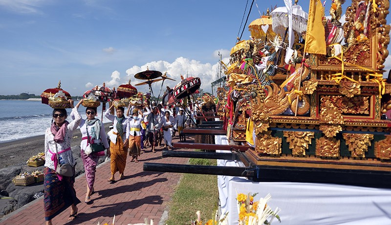 Suasana Khidmat Upacara Melasti di Pantai Padang Galak Bali - Bagian 2