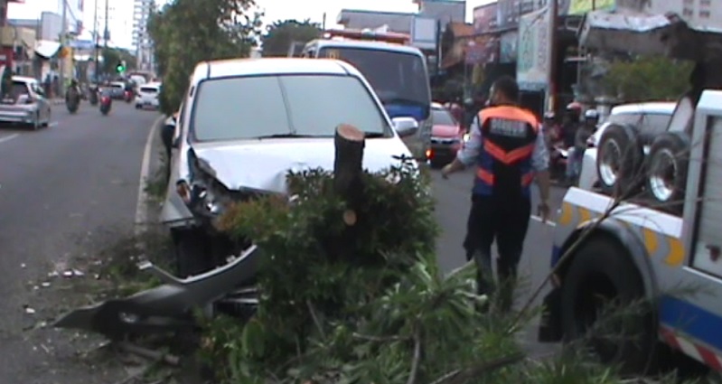 Mobil Tabrak 2 Pohon di Surabaya hingga Tersangkut Pembatas Jalan