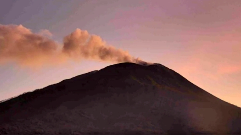 Aktivitas Gunung Api Ile Lewotolok NTT Meningkat, 4 Kali Meletus dan Muntahkan Abu  