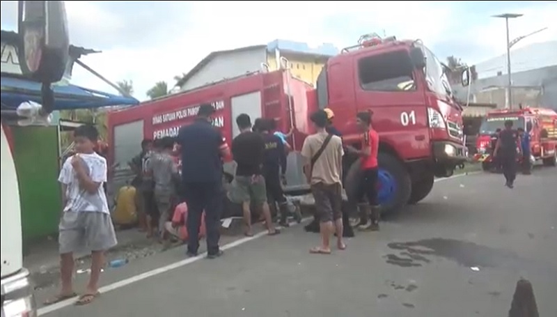 Hendak Padamkan Kebakaran, 1 Mobil Damkar Terperosok ke Parit