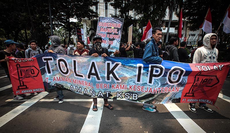 Ratusan Massa Unjuk Rasa Tolak Rencana IPO PT Amman Mineral - Bagian 1