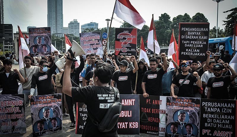 Ratusan Massa Unjuk Rasa Tolak Rencana IPO PT Amman Mineral - Bagian 3
