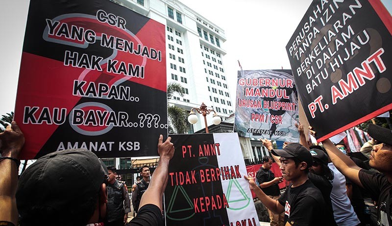 Ratusan Massa Unjuk Rasa Tolak Rencana IPO PT Amman Mineral - Bagian 2