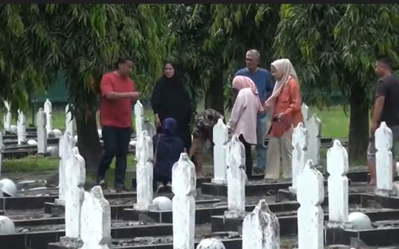 Jelang Ramadan, Warga Palembang Lakukan Tradisi Ziarah Kubur 