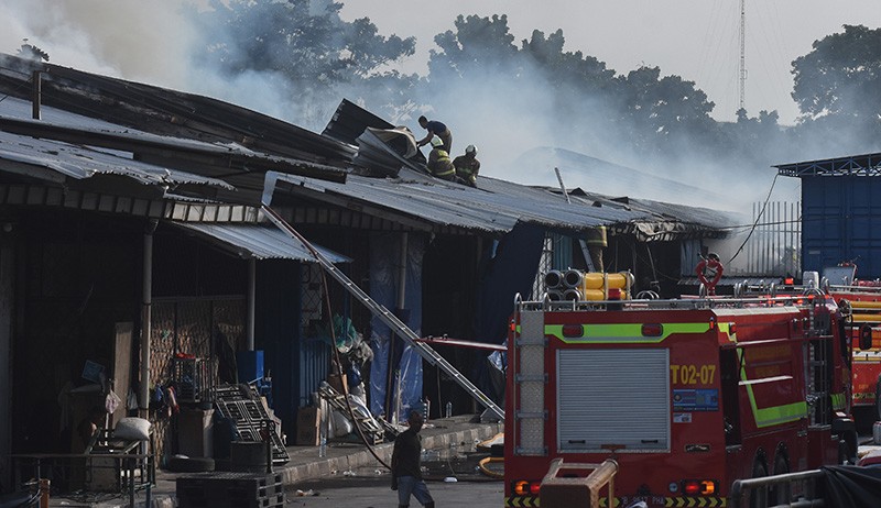 Gudang Sembako Kebakaran di Cipinang, 21 Mobil Damkar Dikerahkan - Bagian 1