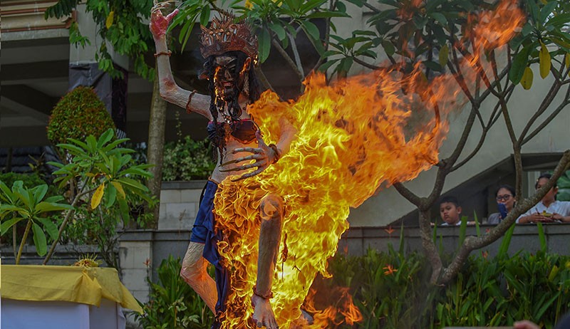 Foto Ogoh-Ogoh Dibakar Jelang Hari Raya Nyepi di Palembang - Bagian 1