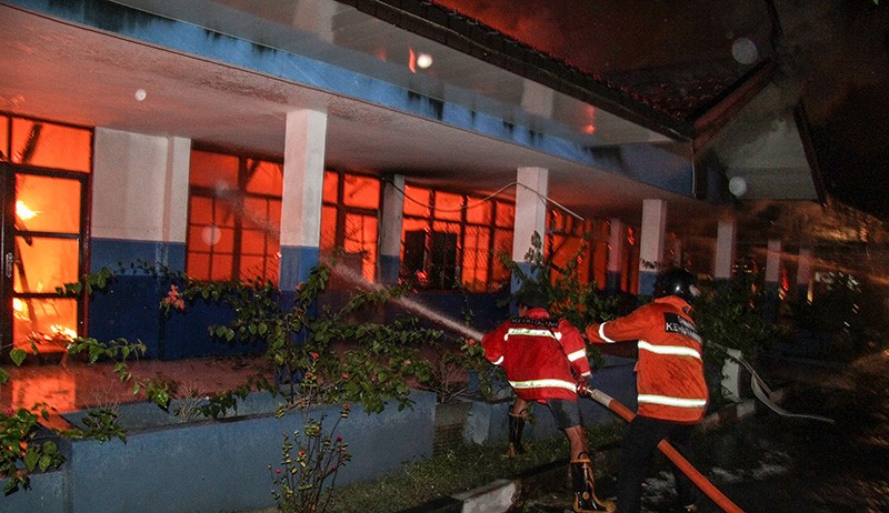 Damkar Berjibaku 1,5 Jam Padamkan Kebakaran Gedung Universitas Palangkaraya - Bagian 1
