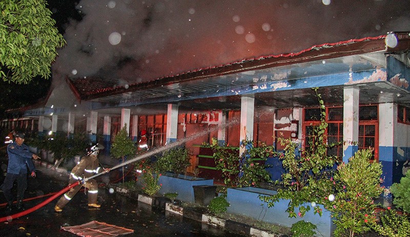 Damkar Berjibaku 1,5 Jam Padamkan Kebakaran Gedung Universitas Palangkaraya - Bagian 2