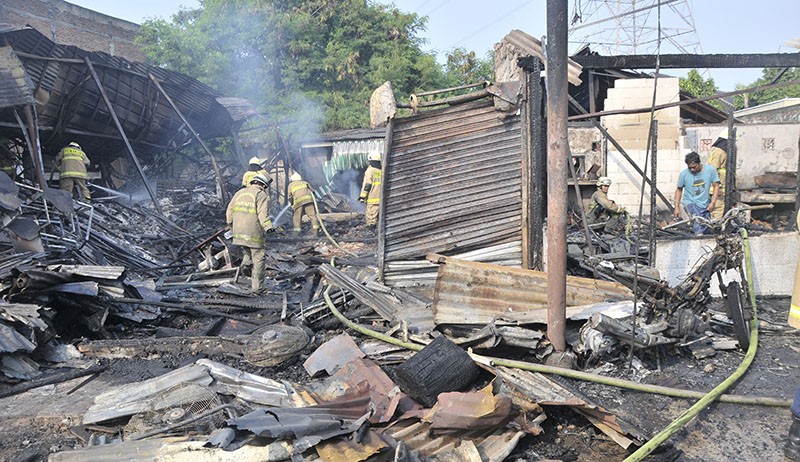 4 Ruko di Pondok Bambu Ludes Terbakar - Bagian 1