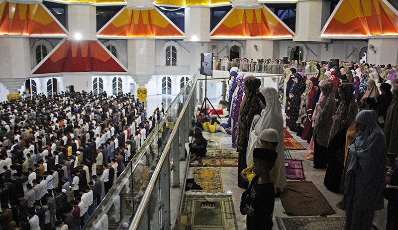Salat Tarawih Pertama Awal Ramadan 1444 H di Makassar - Bagian 1