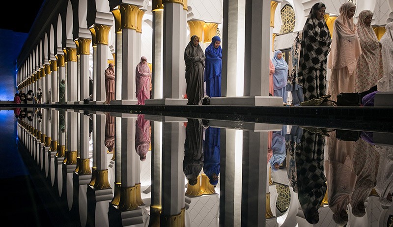 Foto-Foto Salat Tarawih di Masjid Raya Sheikh Zayed Solo - Bagian 1