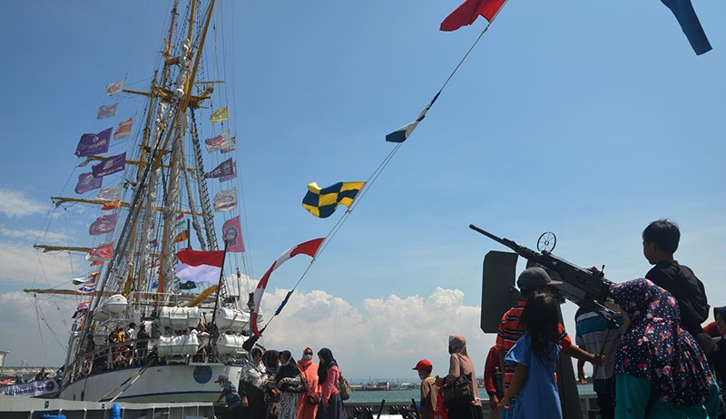 KRI Dewaruci Meriahkan Festival Dermaga - Bagian 1