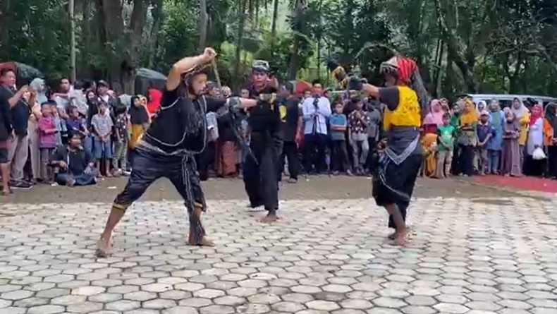 Meriahnya Tradisi Perang Rotan di Banjarnegara Jelang Ramadhan