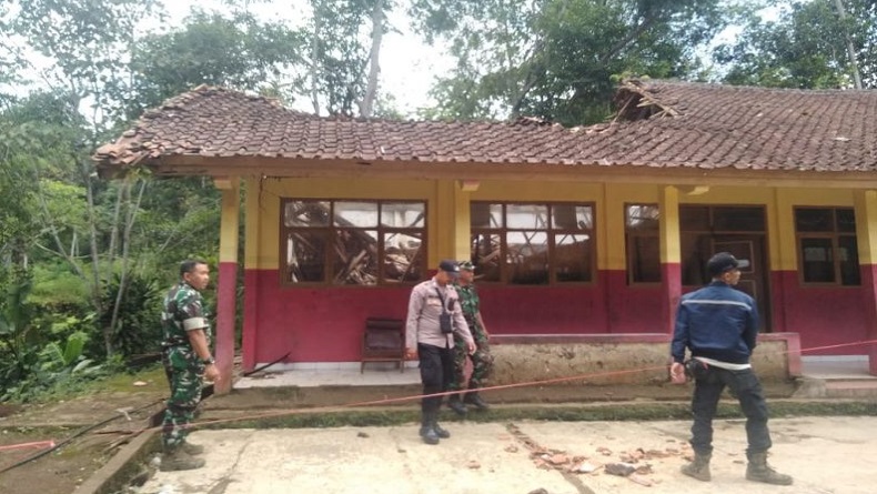 Atap Bangunan 2 Sekolah Dasar di Garut Ambruk usai Diguyur Hujan Deras