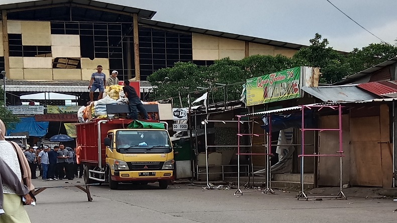 Pakaian Bekas Impor Dilarang, Pedagang Cimol Gedebage Bandung Bingung 