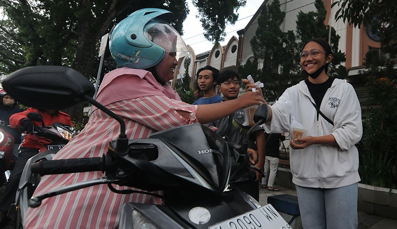 Umat Katolik Salatiga Bagikan Takjil Gratis untuk Berbuka Puasa - Bagian 2