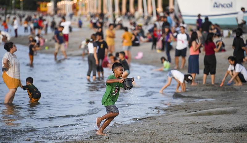 Masuk Gratis Selama Ramadan, Pantai Ancol Ramai Pengunjung - Bagian 1