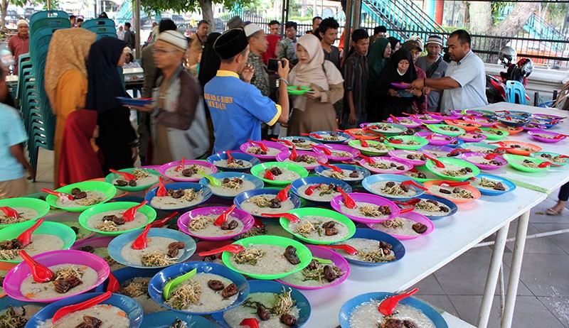 Ratusan Porsi Bubur Khas Medan Disiapkan untuk Berbuka Puasa - Bagian 3