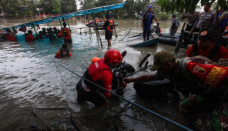 Perahu Penyeberangan Tenggelam di Surabaya, 1 Orang Hilang - Bagian 1