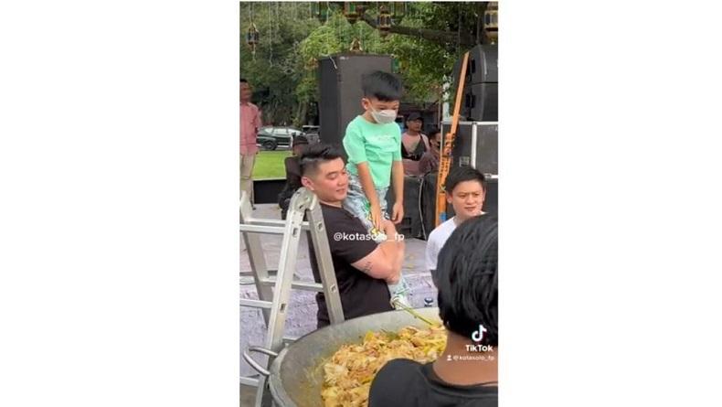 Momen Chef Arnold Gendong Jan Ethes yang Penasaran Gulai Ayam 