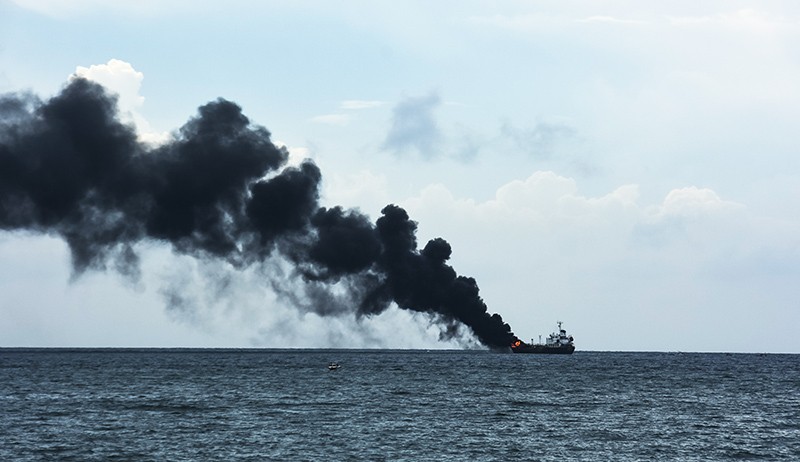 Kapal Tanker Bawa Ribuan Liter Pertalite Terbakar di Mataram, 3 ABK Tewas - Bagian 1