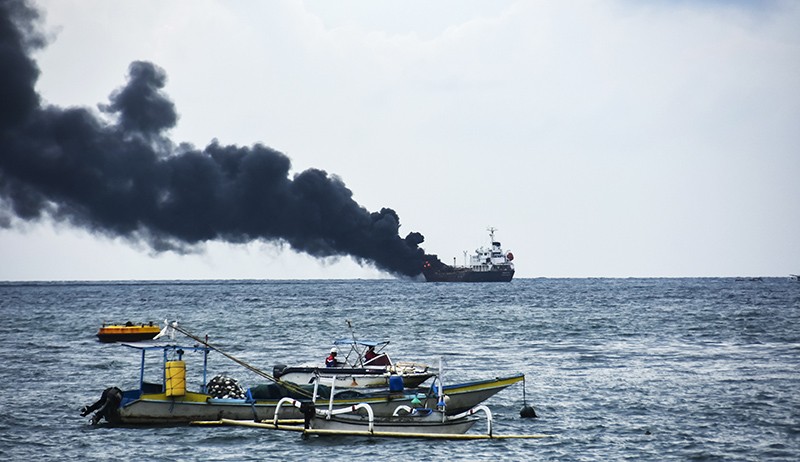 Kapal Tanker Bawa Ribuan Liter Pertalite Terbakar di Mataram, 3 ABK Tewas - Bagian 3