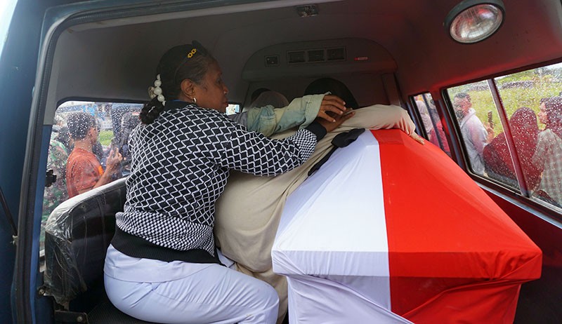 Kedatangan Jenazah Prajurit TNI Gugur Ditembak KKB Disambut Tangisan Keluarga - Bagian 1