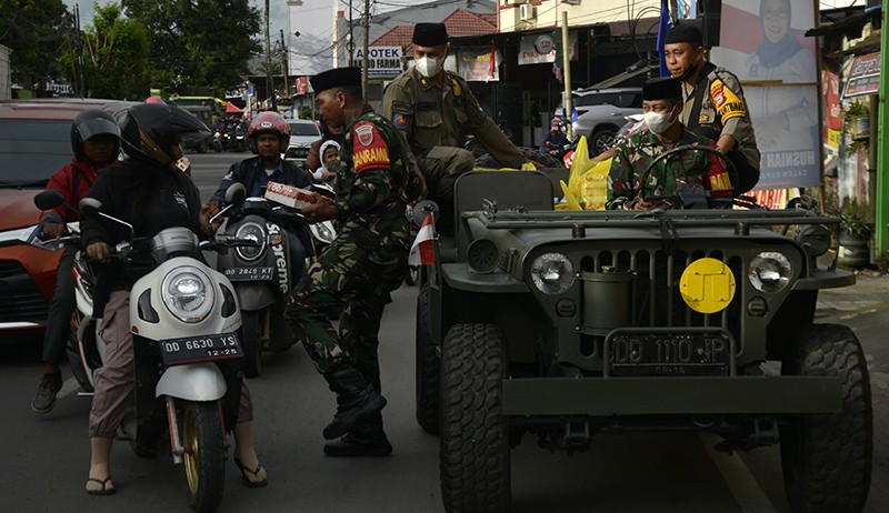Prajurit TNI Kodim 1409 Gowa Bagi-Bagi Takjil Gratis - Bagian 1