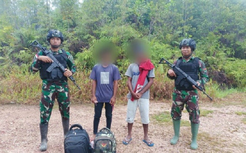 Satgas Pamtas Amankan 2 Warga NTT Melintas di Jalur Tikus Perbatasan RI-Malaysia
