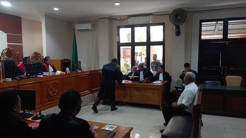 Hakim Tak Tahan Plt Bupati Mimika Johannes Rettob, Ingatkan Kooperatif selama Sidang