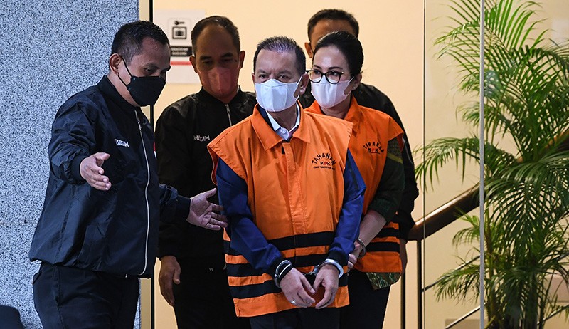 Potret Bupati Kapuas dan Istri Kompak Diborgol dan Pakai Rompi Tahanan KPK - Bagian 2