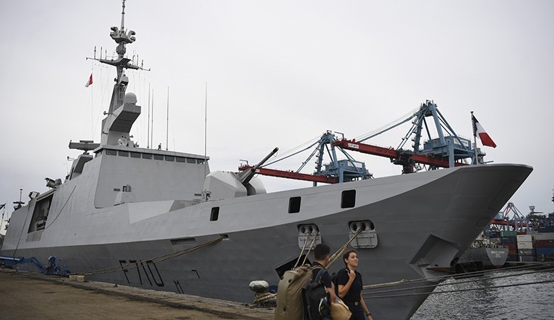 2 Kapal Perang Prancis Berisi Helikopter Tempur Bersandar di Tanjung Priok - Bagian 1