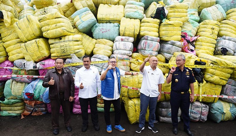Mendag Zulkifli Hasan Bakar 7.363 Bal Baju Bekas Impor Ilegal Senilai Rp85 M - Bagian 3