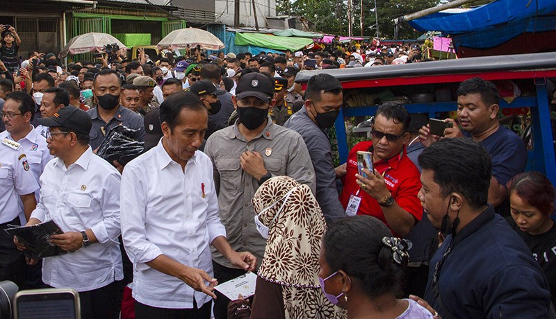 Jokowi Bagi-Bagi Paket Bantuan kepada Pedagang Pasar Terong Makassar - Bagian 1