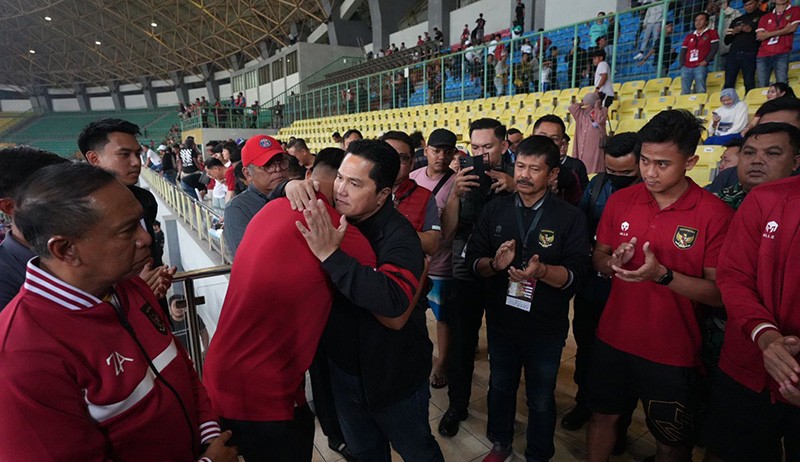 Momen Erick Thohir Peluk Pemain Timnas Indonesia hingga Menangis Minta Doa - Bagian 1
