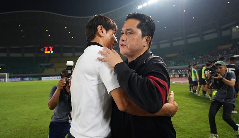 Momen Erick Thohir Peluk Pemain Timnas Indonesia hingga Menangis Minta Doa - Bagian 4