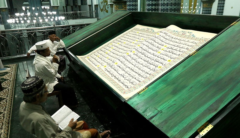 Tadarus dengan Alquran Berukuran Raksasa di Banyuwangi - Bagian 1