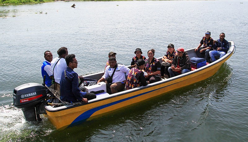 Ojek Perahu Transportasi Pilihan di Danau Sentani - Bagian 2