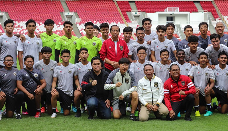 Momen Jokowi Ngobrol Serius dengan Shin Tae Yong - Bagian 3