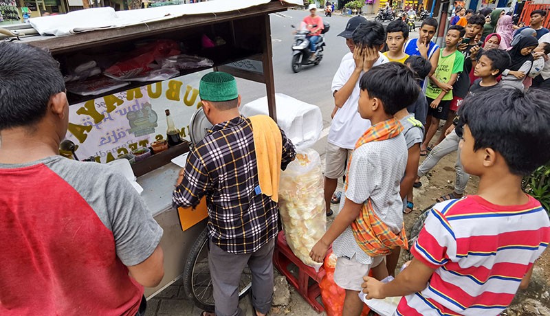 Tukang Bubur di Jakbar Berikan Menu Buka Puasa Gratis Selama Ramadan - Bagian 1