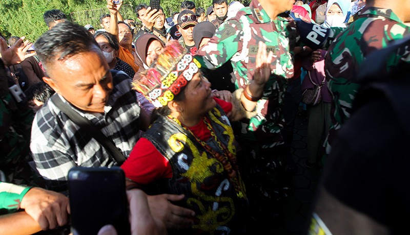 Penampakan Ida Dayak Dikerumuni Warga di Kostrad Cilodong - Bagian 3