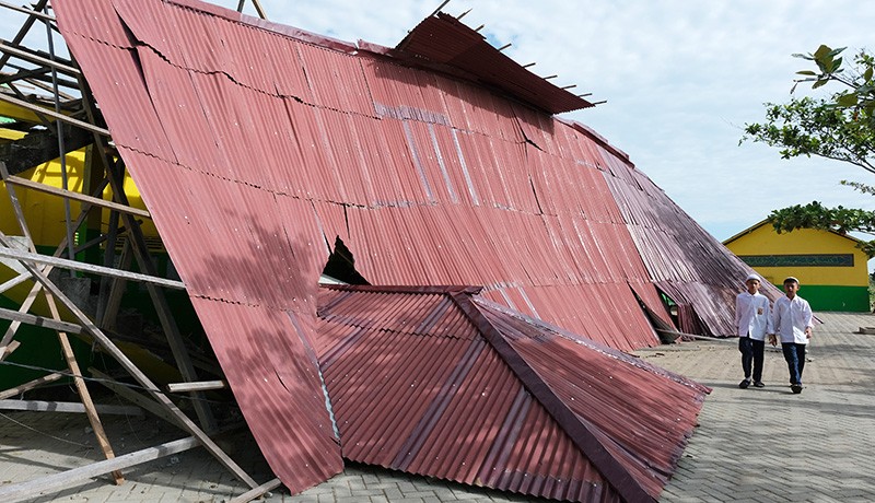 Atap Bangunan Ponpes di Kubu Raya Roboh Diterjang Angin Puting Beliung - Bagian 1