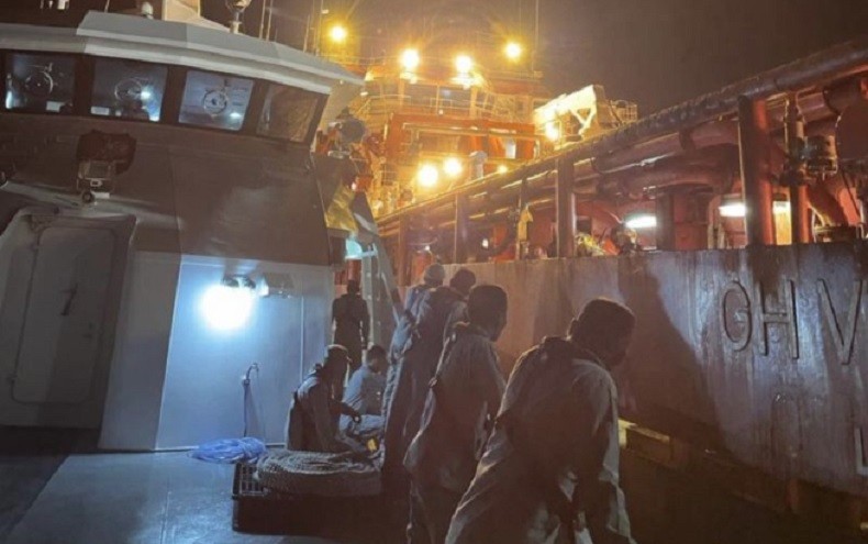 Kapal Bakamla Evakuasi 8 ABK Tenggelam di Perairan Natuna